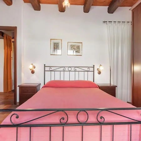 Holiday home Belvilla By Oyo Vibrant Cottage Near Lake In Bomba Bomba